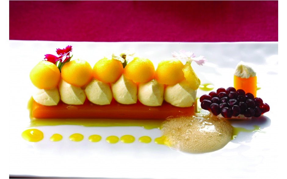 Bavarois mangue et passion sur une gelée d'abricot, espuma chaud à la vanille