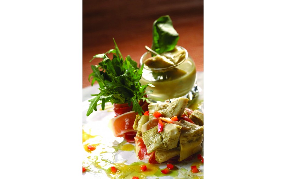 Salade roquette aux cœurs d'artichauts, jambon Serrano et crème d'artichauts aux herbes