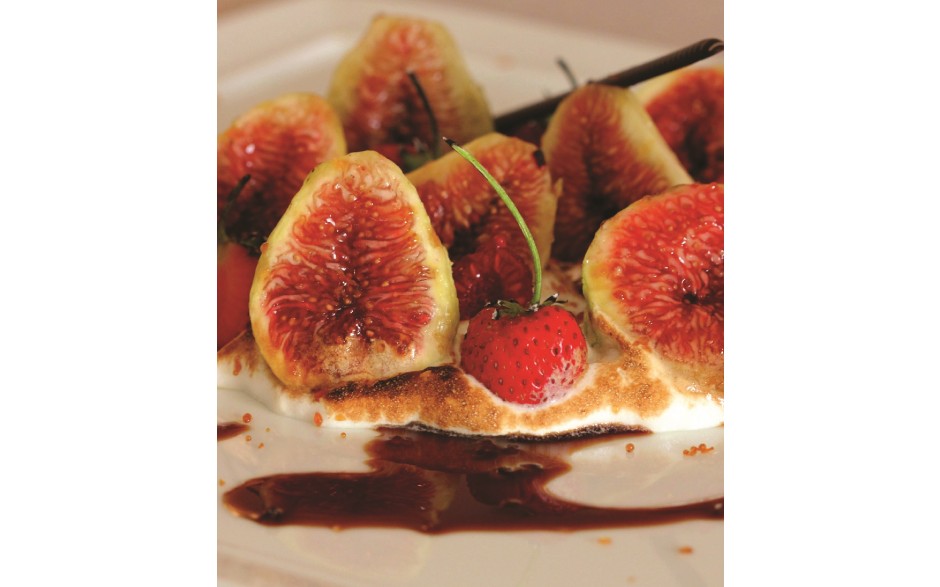 Sur un sabayon, figues, framboises, fraises et vinaigre balsamique de Modène aux figues