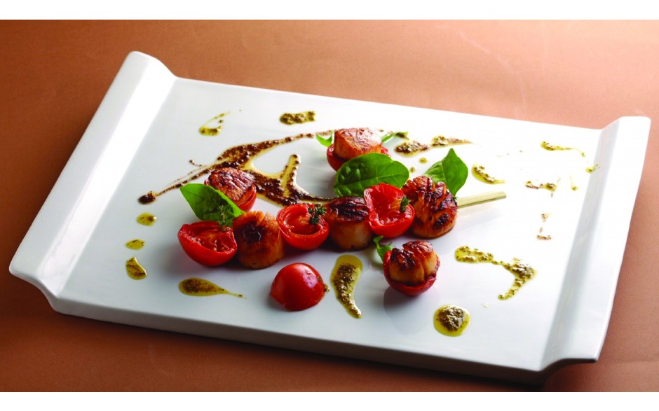 Brochette de Saint-Jacques aux tomates confites, huile d'herbes