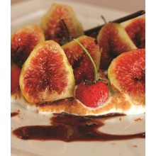 Sur un sabayon, figues, framboises, fraises et vinaigre balsamique de Modène aux figues