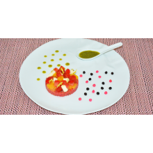 Compression de tomate, mozzarella et fraises marinée au pesto de pistache